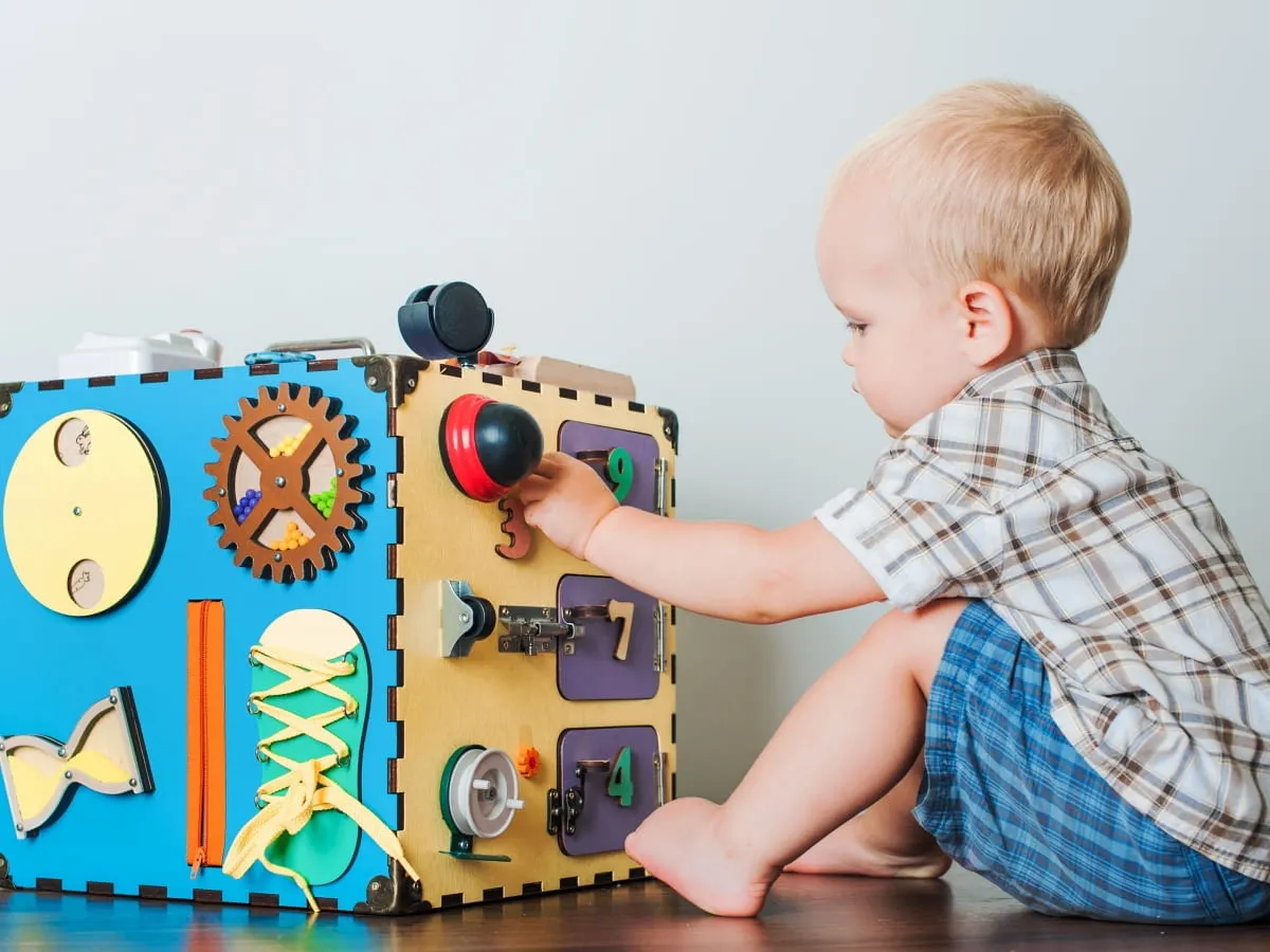 tablica sensoryczna w pokoju dziecka