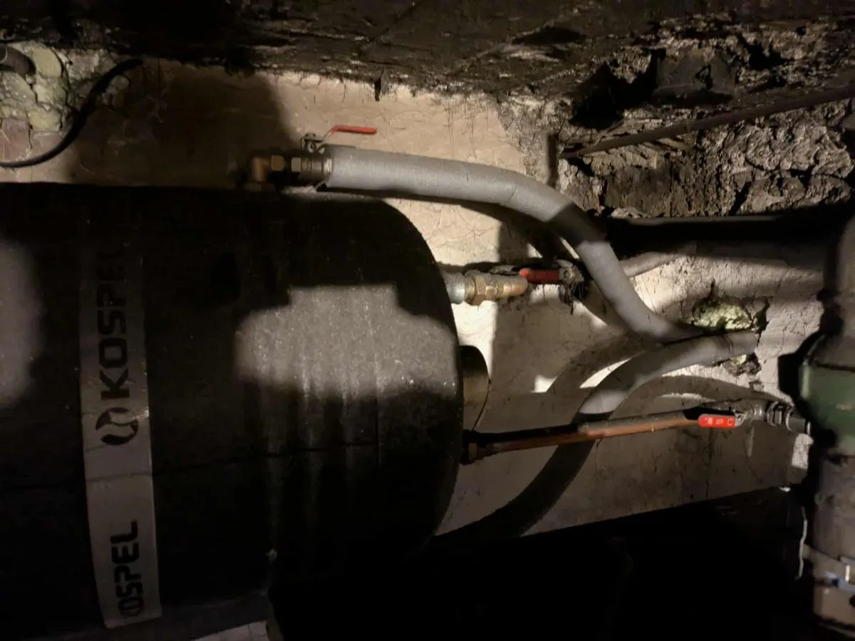 Zawory przy bojlerze Kospel. Może to być powód, dlaczego nie ma ciepłej wody w kranie.