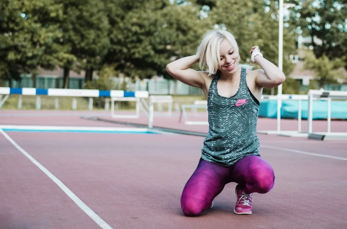Osoba ćwicząca z uśmiechem, czująca się dobrze