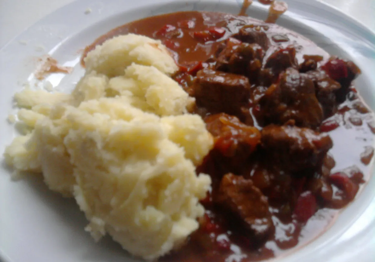 Gulasz z wołowiny z pur&eacute;e ziemniaczanym, danie sycące i aromatyczne, idealne na chłodne dni.