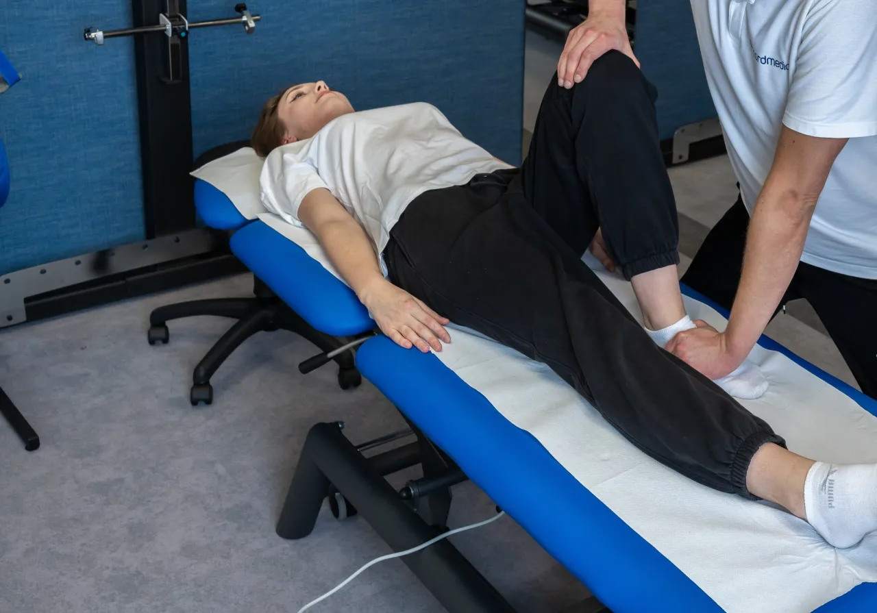 fizjoterapeuta wykonuje kinezyterapię w domu