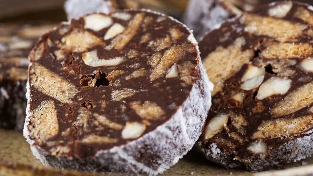 blok czekoladowy w supermarkecie na p&oacute;łce