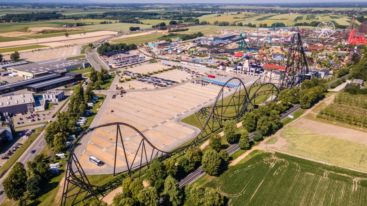 Zator Energylandia trasa kolejki g&oacute;rskiej przecina krajobraz, prowadząc do parku rozrywki z licznymi atrakcjami.