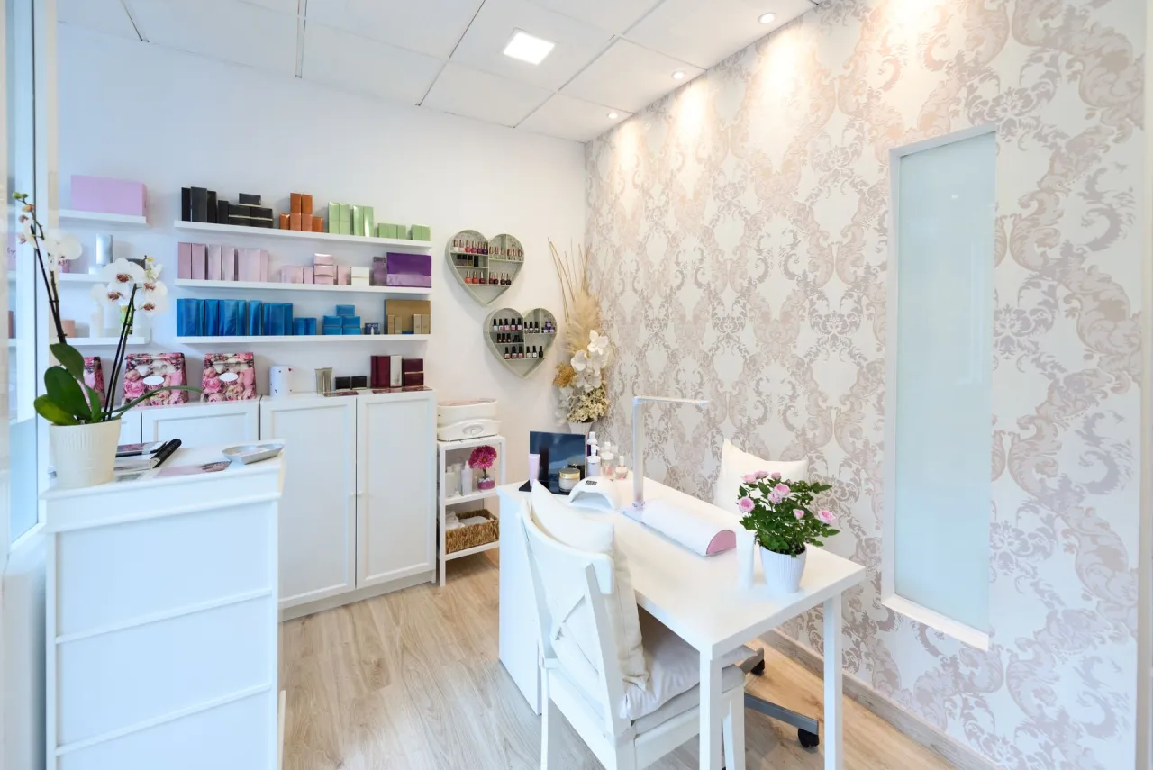 Przykłady małych biznesów osiedlowych: kawiarnia, salon kosmetyczny, sklepik