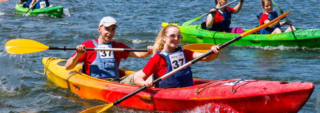 kajakarz w kamizelce na rzece