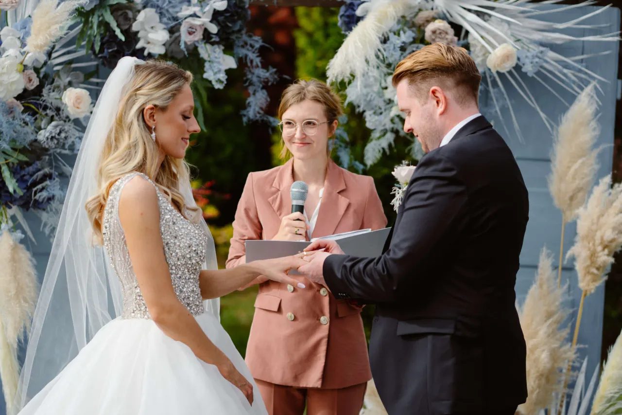 celebrant prowadzący ślub humanistyczny para młoda