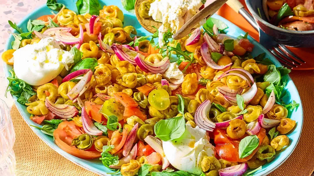 Auswahl von verschiedenen bunten, appetitlichen Salaten auf einem Tisch