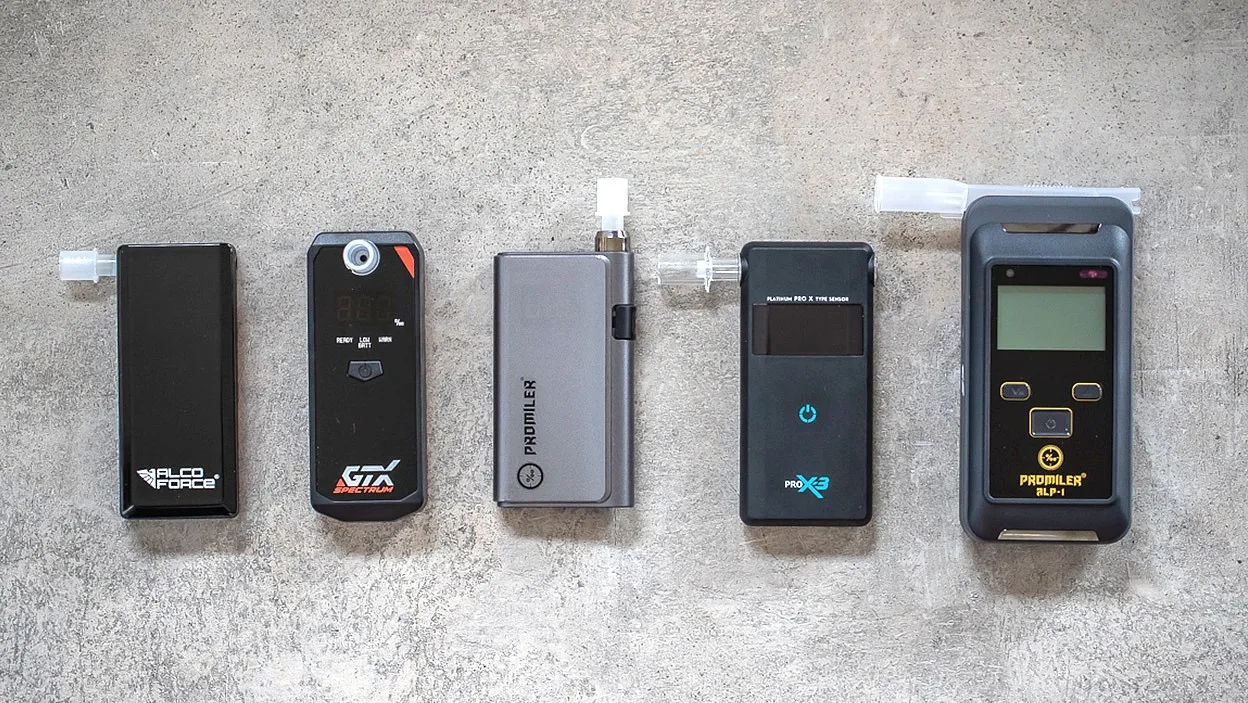 r&oacute;żne rodzaje alkomat&oacute;w personalnych