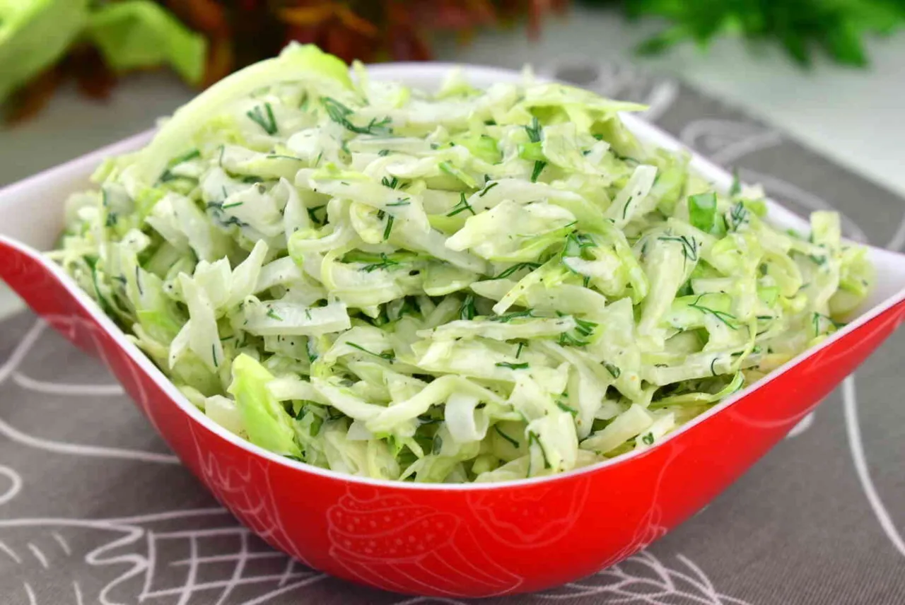 surówka z białej kapusty z koperkiem i porem