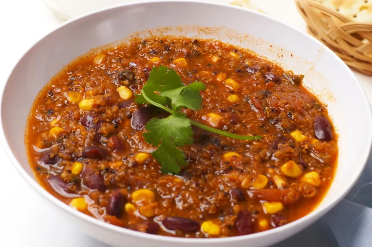 Gęste, aromatyczne chili sin carne z fasolą, kukurydzą i komosą ryżową, udekorowane świeżą kolendrą. Pyszne i sycące danie.