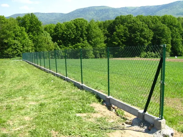 słupek ogrodzeniowy z zastrzałem i podporą