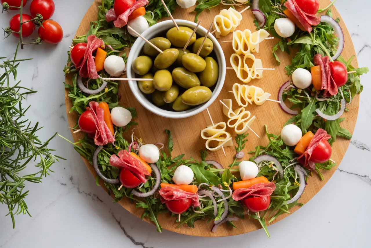 różnorodne przekąski na stół urodzinowy finger food