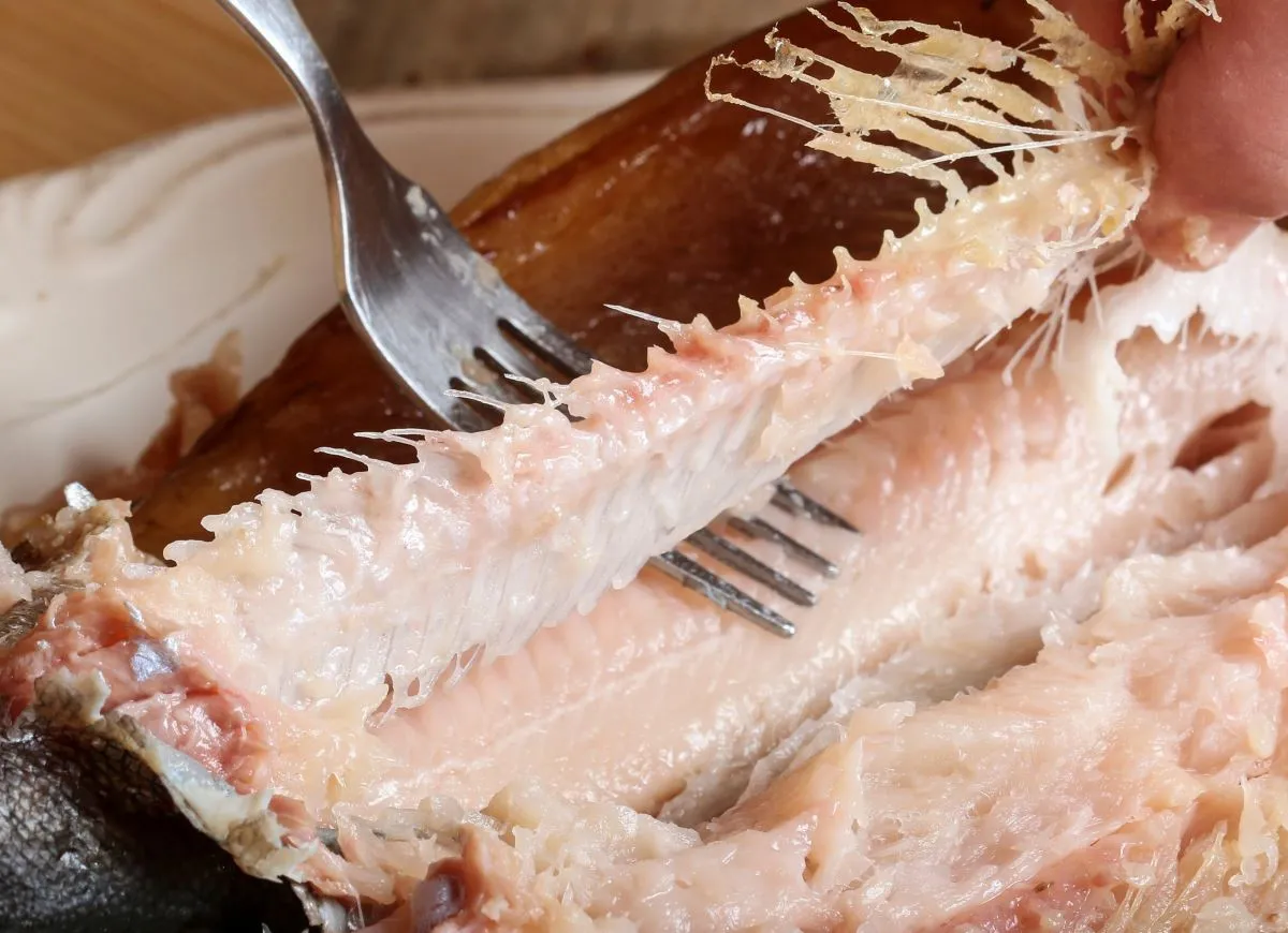 usuwanie ości z ugotowanej ryby