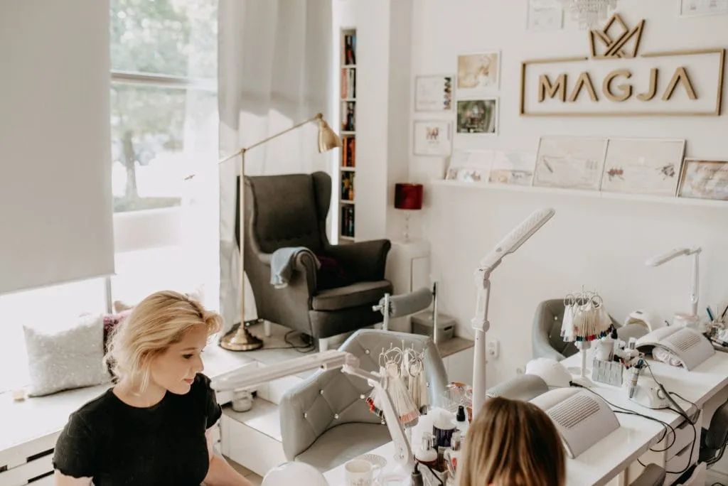 profesjonalny manicure w salonie kosmetycznym