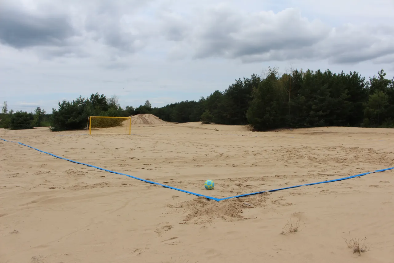 Piłka do siatk&oacute;wki plażowej na tle boiska