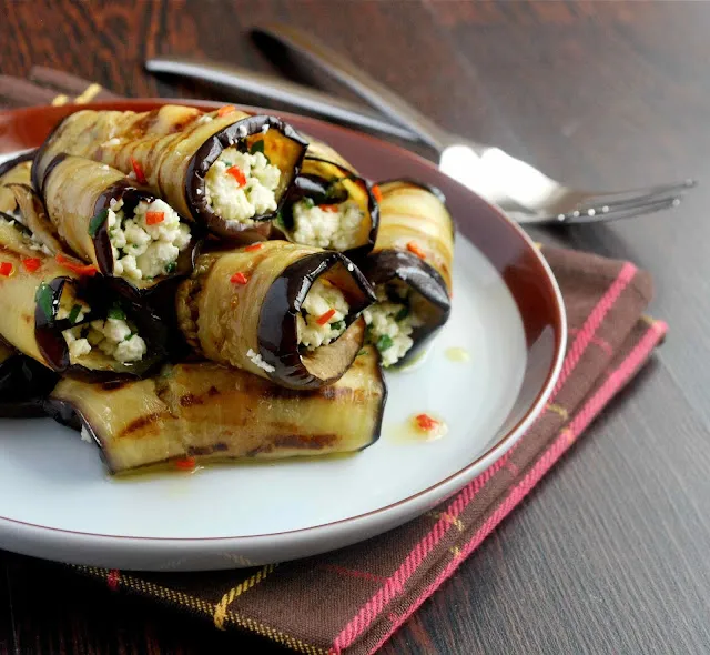 grillowany bakłażan na talerzu z ziołami i serem feta