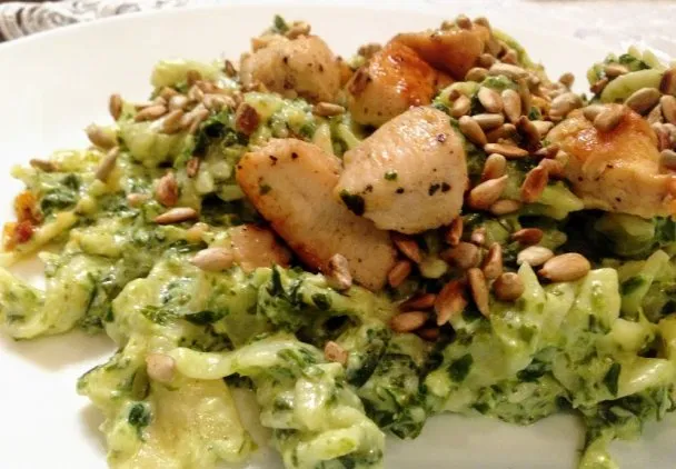 spaghetti ze szpinakiem z kurczakiem i fetą