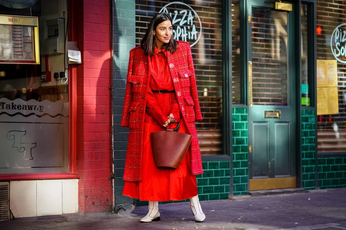 kobieta w czerwonej sukience z eleganckimi dodatkami