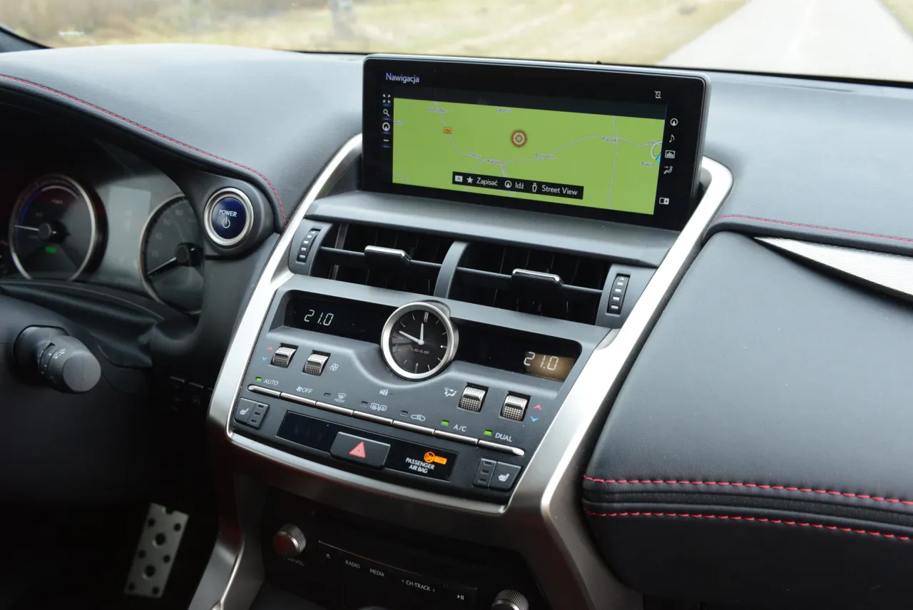 deska rozdzielcza Lexus NX 300h zużycie paliwa