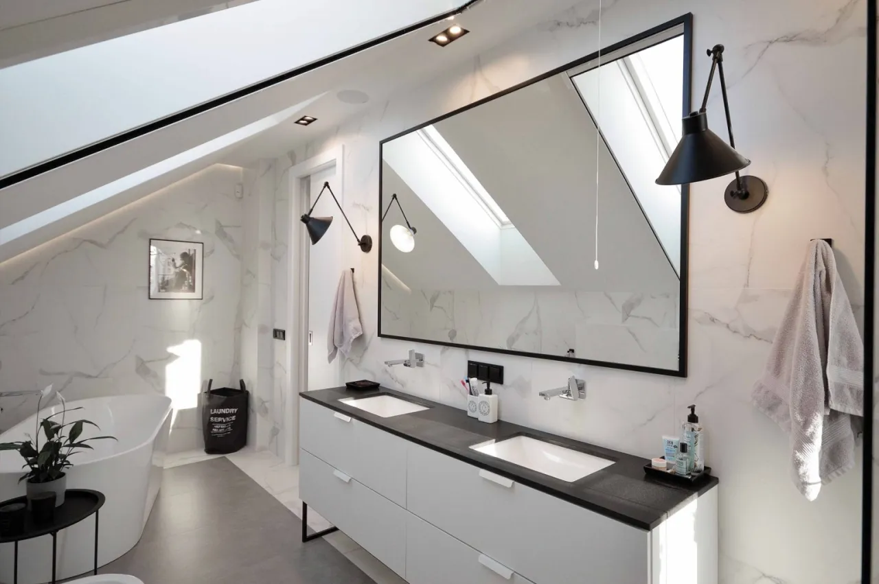 Prostokątne lustro w łazience, styl loftowy