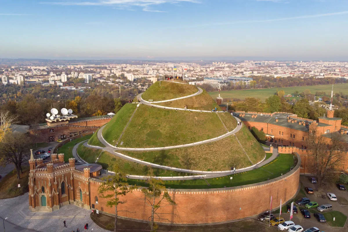 Kopiec Kościuszki w Krakowie, idealne miejsce, by zobaczyć panoramę miasta. Warto go zwiedzić!