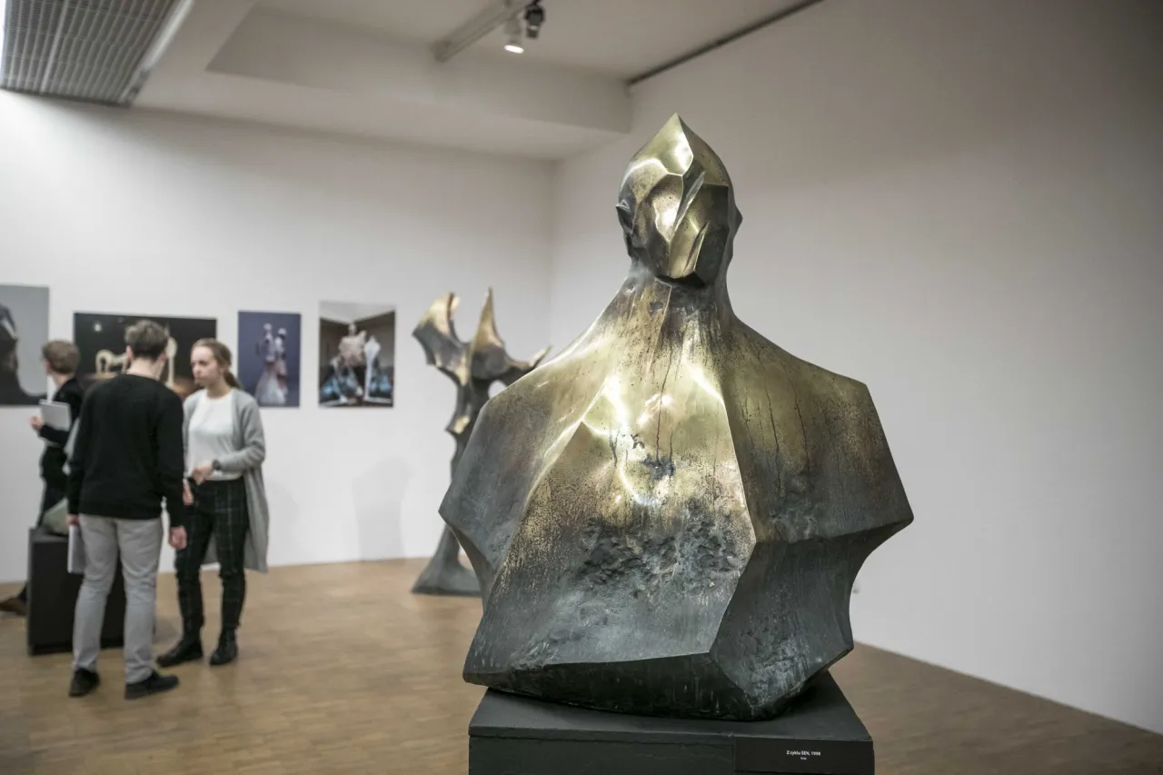 Rzeźby Adama Myjaka ekspresja deformacja