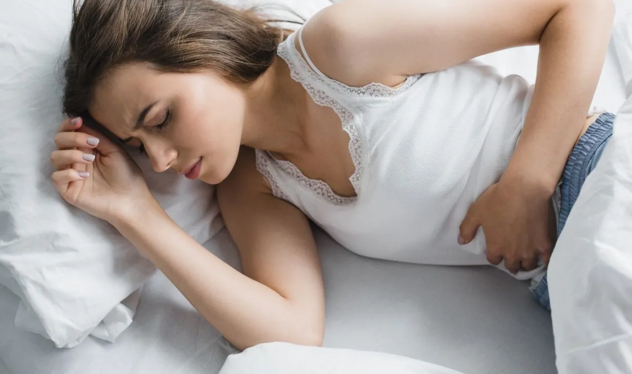 kobieta zastanawia się nad brakiem okresu