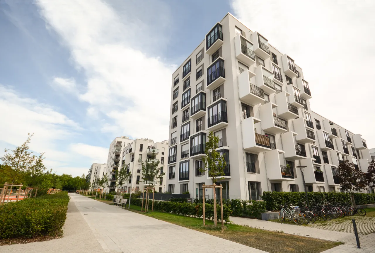 Różne typy budynków użyteczności publicznej i mieszkalnych