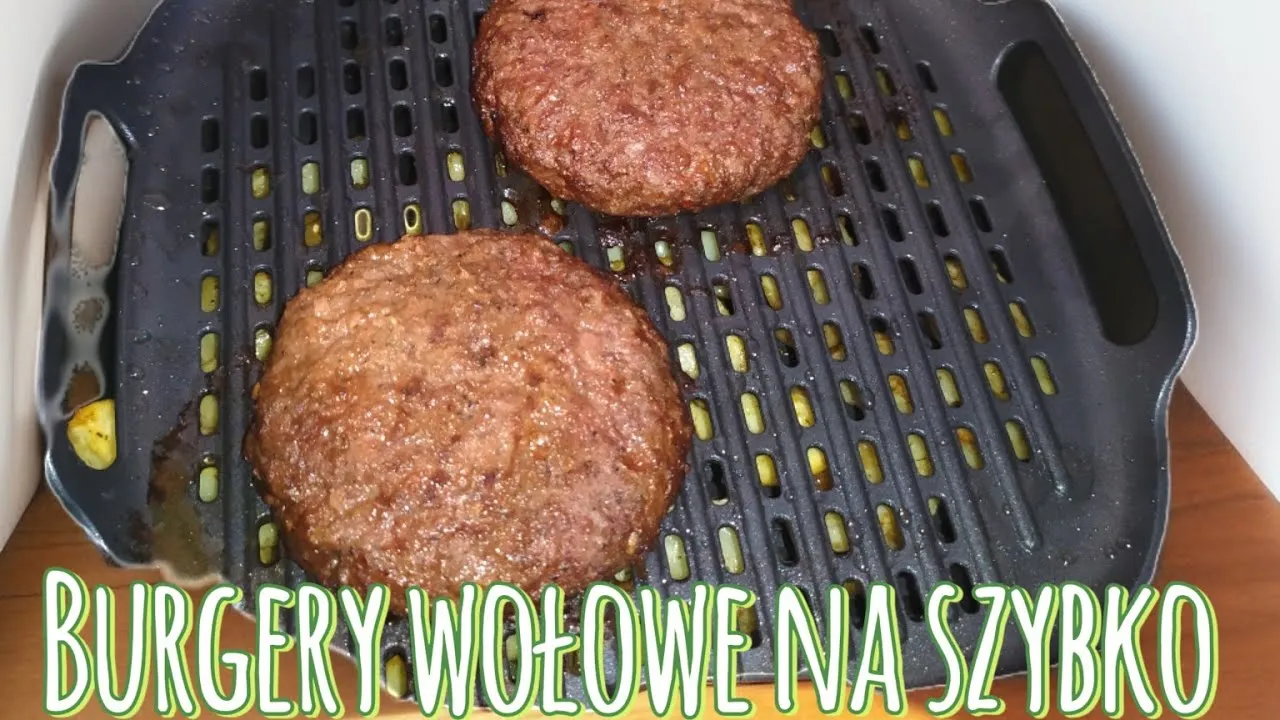 osoba delikatnie formująca kotlety wołowe na burgery