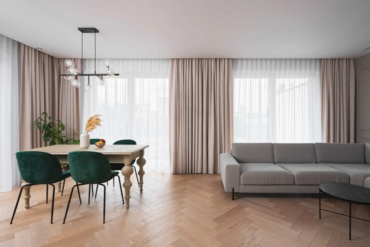 Zasłony do beżowych ścian i szarej kanapy odważne kolory