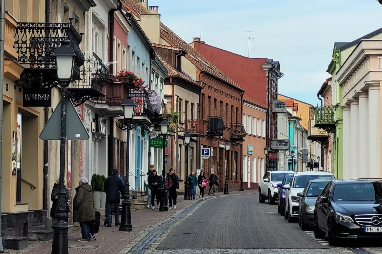 Rodzina zwiedzająca zabytki w mieście