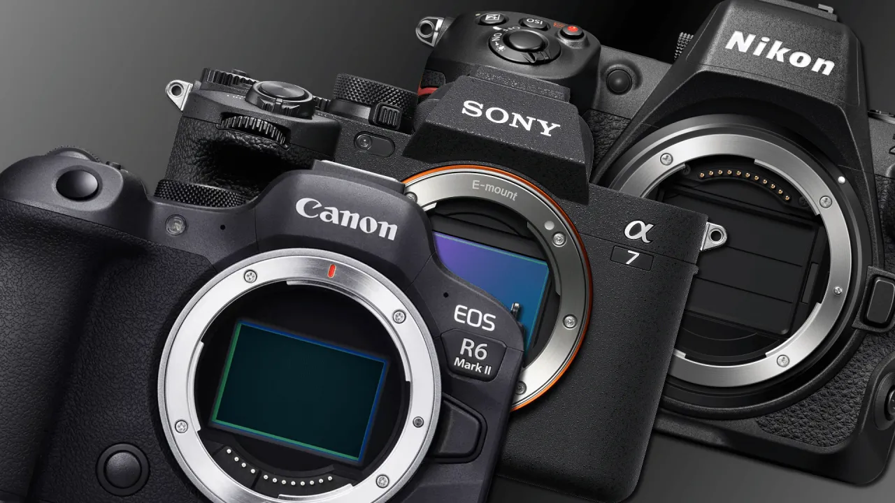 nowoczesne aparaty bezlusterkowe Sony Canon Nikon na stole