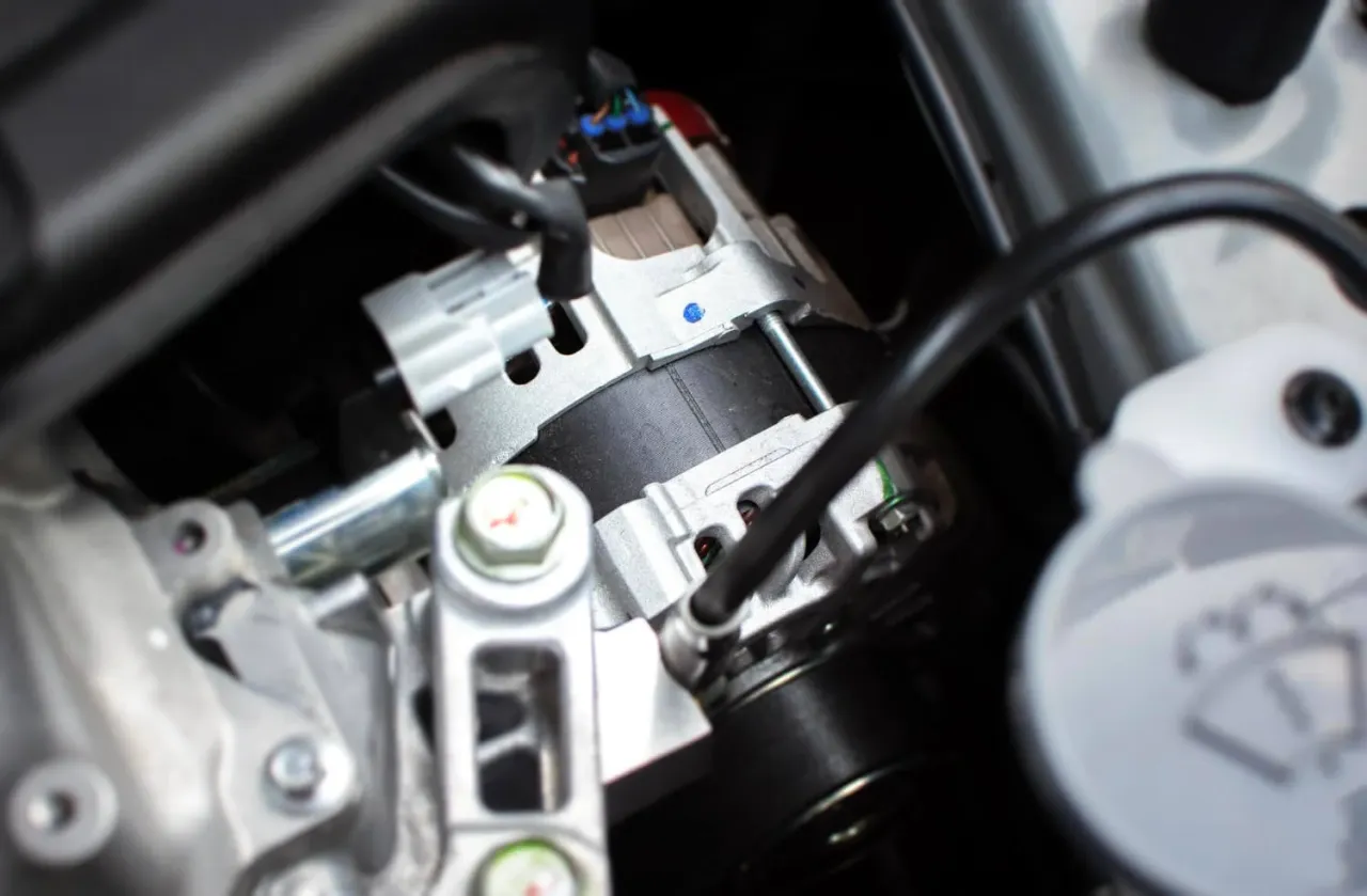 objawy uszkodzonego sprzęgła alternatora