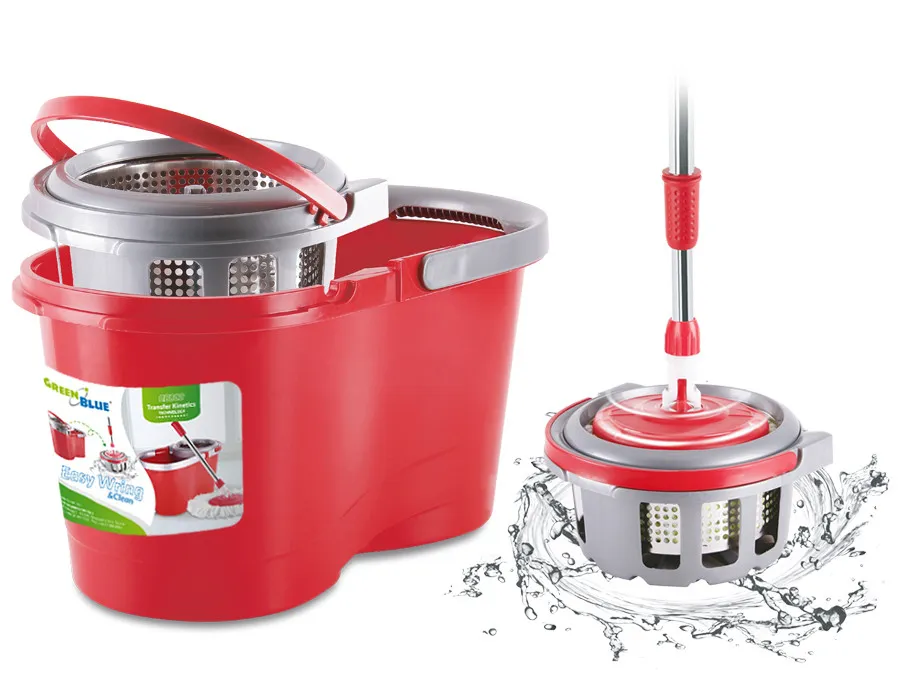 mop płaski i mop okrągły obok siebie na drewnianej podłodze