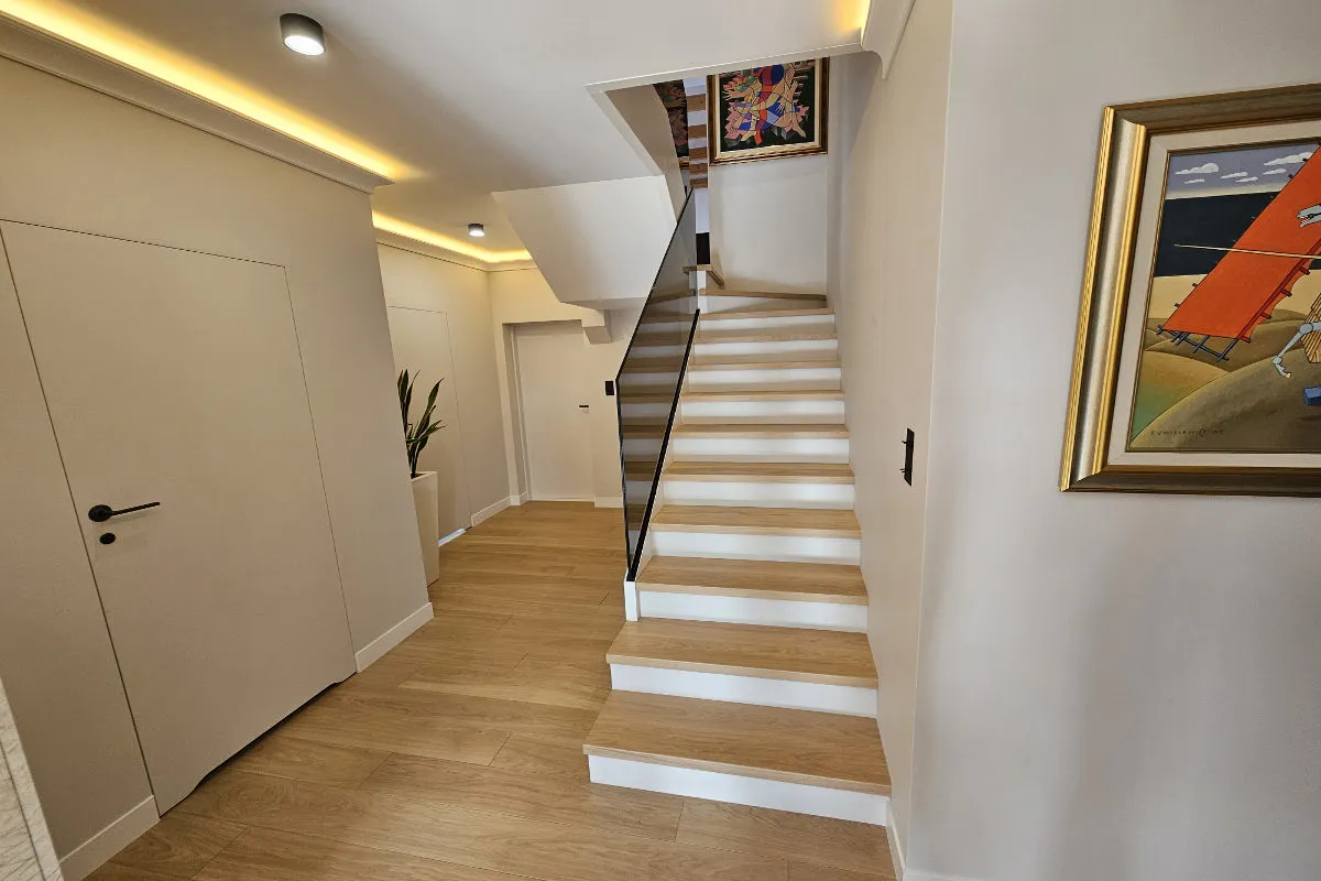 przykładowe schody drewniane o r&oacute;żnym standardzie