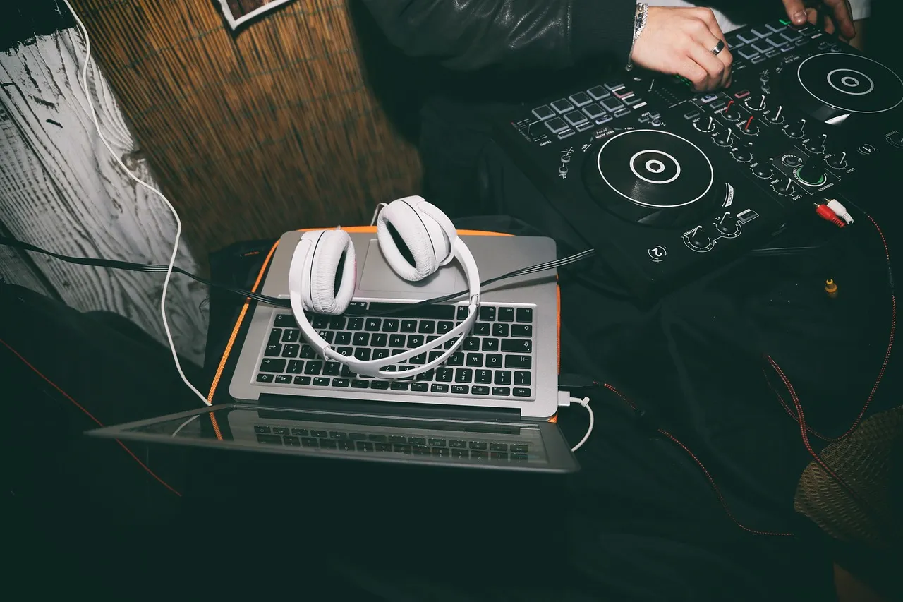 Zdjęcie DJ set co to? Kompletny przewodnik po sprzęcie i zastosowaniu