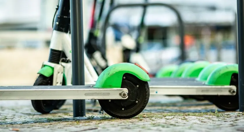 prawidłowe przypinanie hulajnogi do słupa