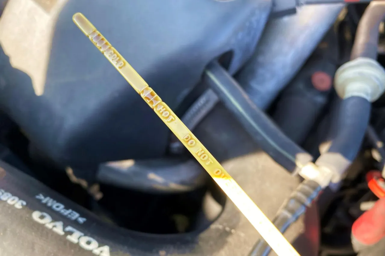 sprawdzanie poziomu oleju bagnetem, kolor oleju diesel