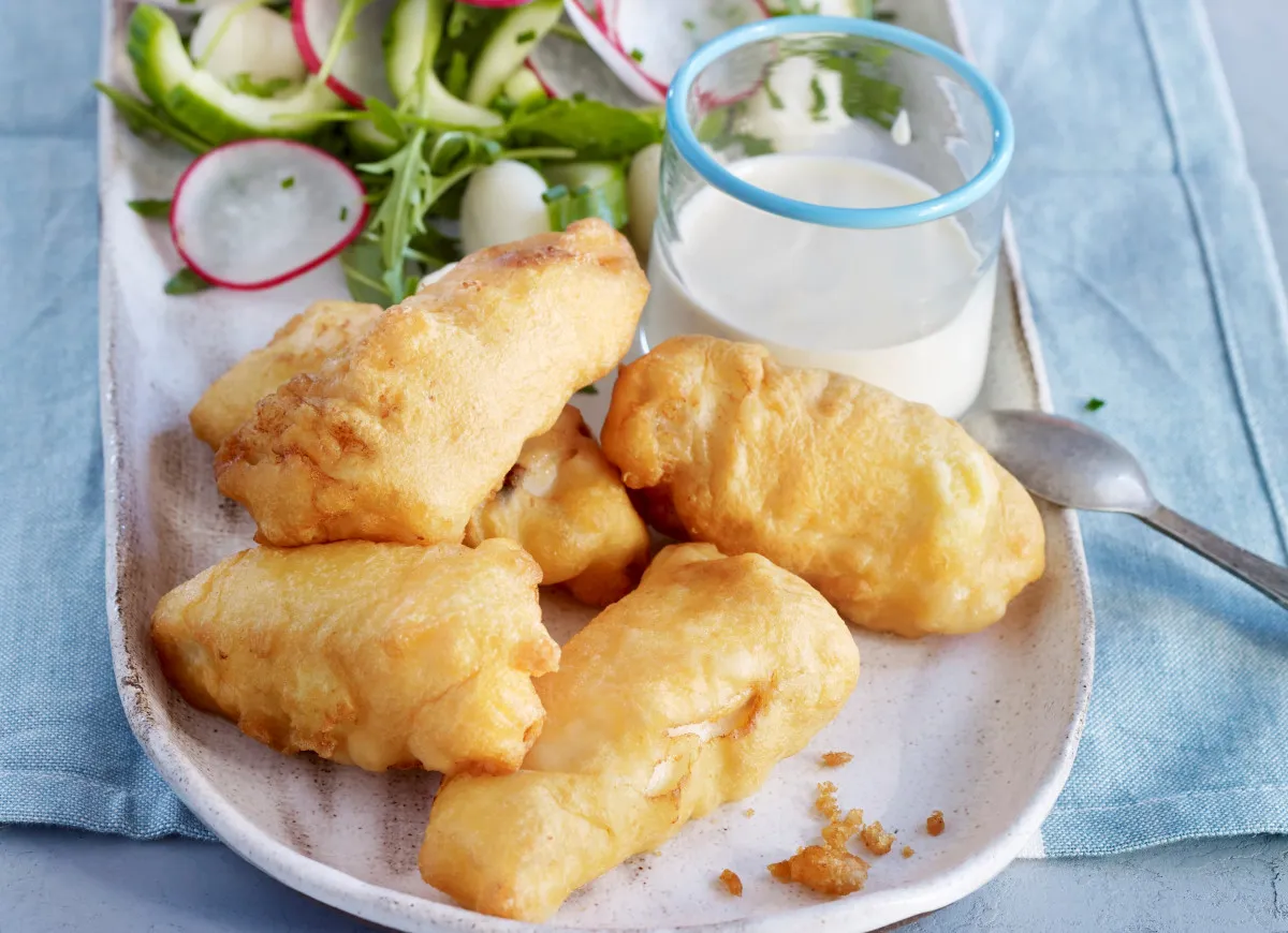 Złociste kawałki ryby w cieście, idealne do podania z sosem i sałatką. Dowiedz się, jak zrobić ciasto na ryby, by uzyskać taki efekt!