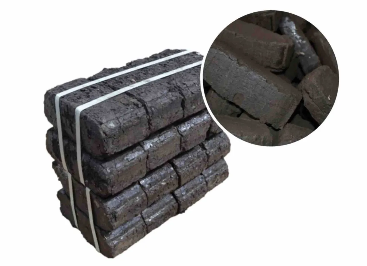 Stos brykietu torfowego, który może być dobrym paliwem.