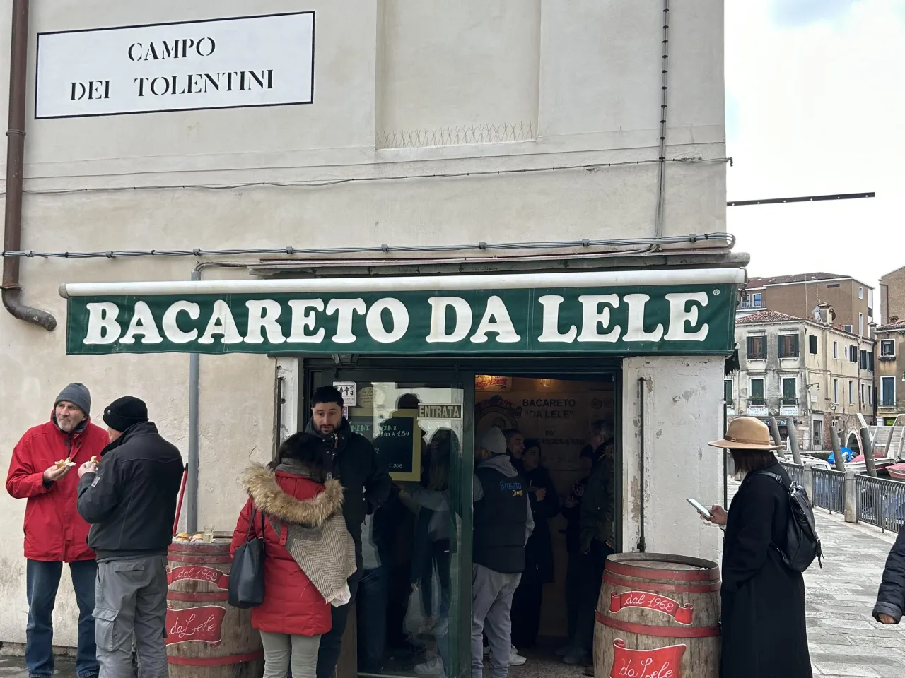 Giro dei bacari Venezia persone in piedi