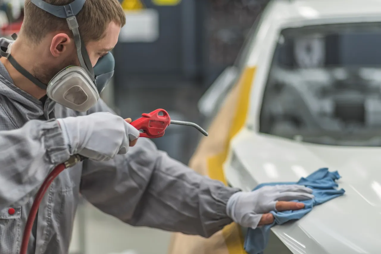 przygotowanie elementu do lakierowania samochodu