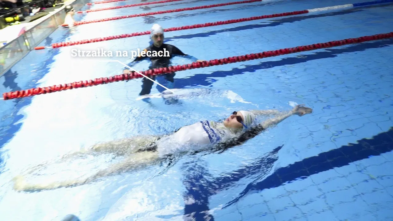 Pływak w pozycji strzałki w wodzie