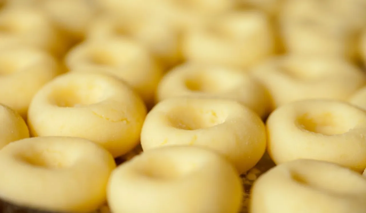 surowe kluski śląskie na tacce do zamrożenia