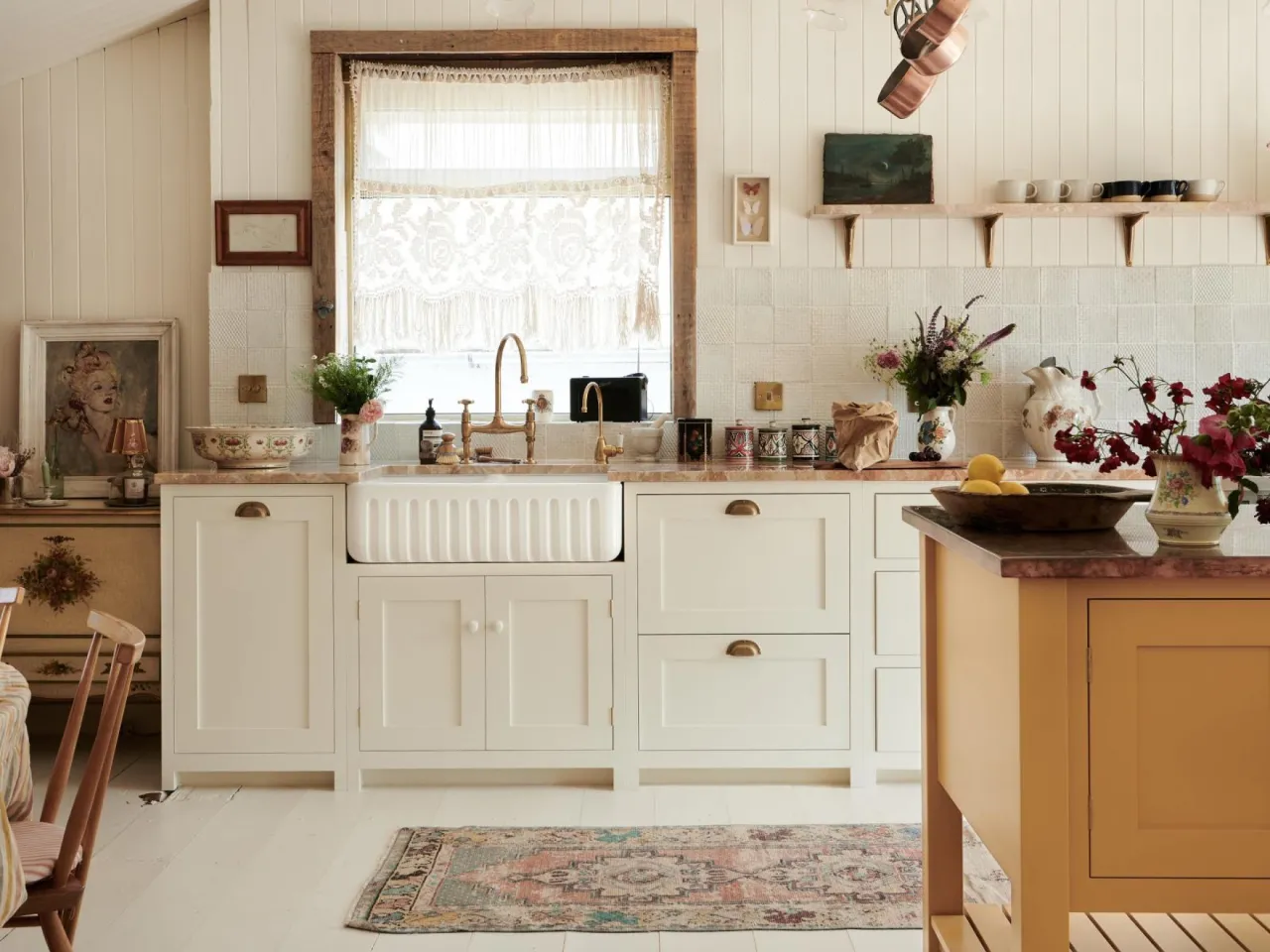 Biała kuchnia z kolorowym AGD retro