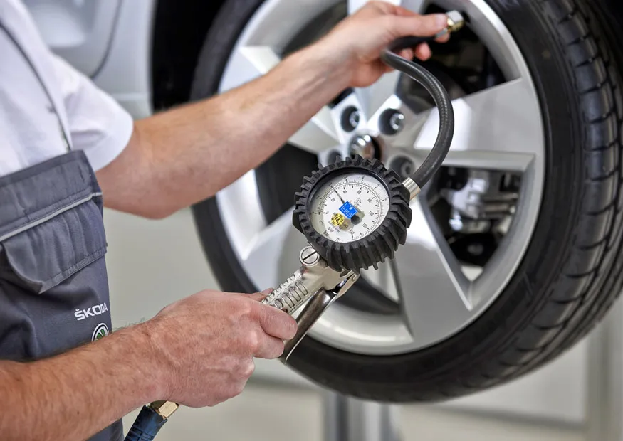 jak sprawdzić ciśnienie w oponach manometr
