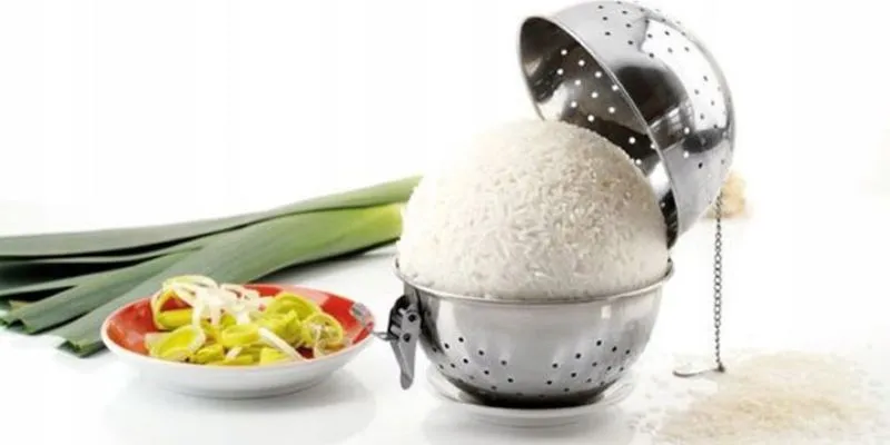 płukanie ugotowanego ryżu sitko