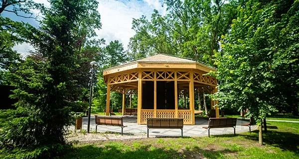 Park Skarbków Grodzisk Mazowiecki tężnia solankowa