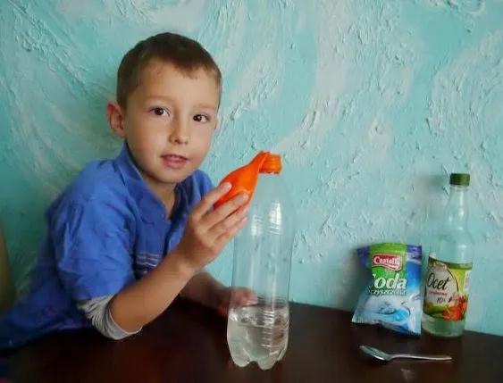 dziecko eksperyment z balonem i butelką
