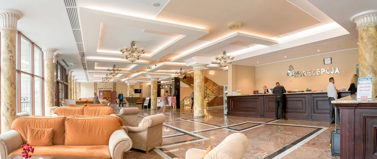 Eleganckie lobby sanatorium Wieniec-Zdrój. Sprawdź aktualne ceny pobytów i ofert.